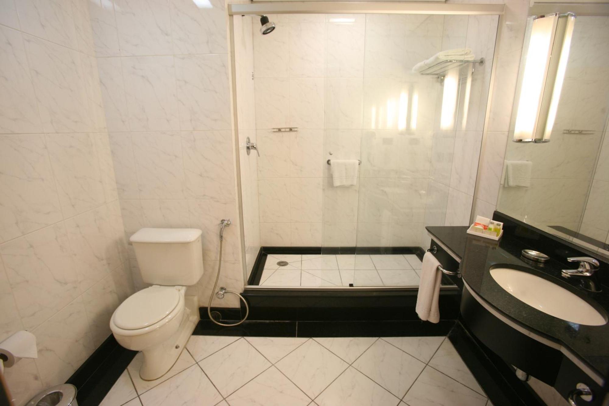 Quarto Standard com 1 Cama de Casal e 1 Cama Individual