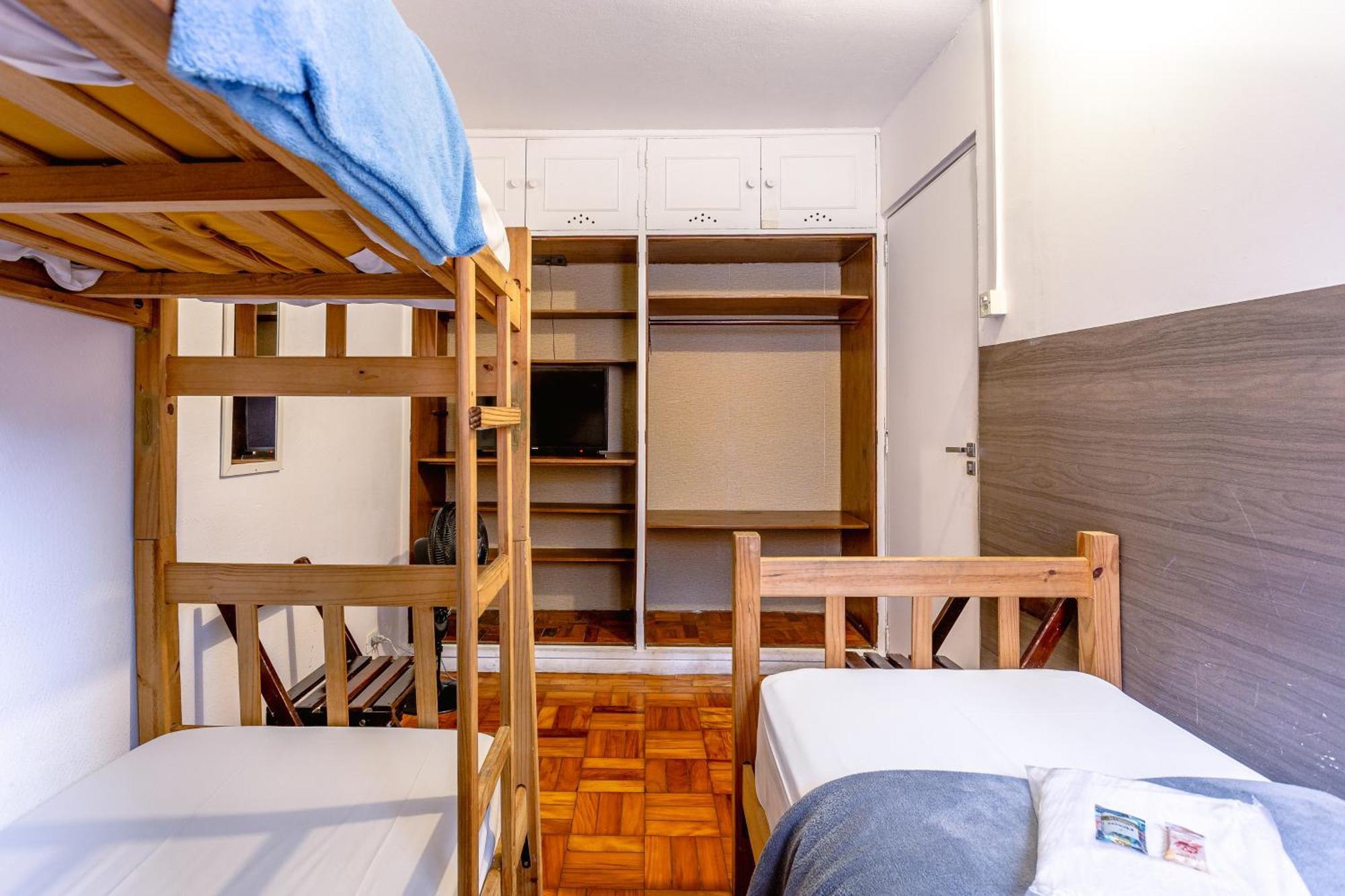 Quarto Triplo com Banheiro Compartilhado