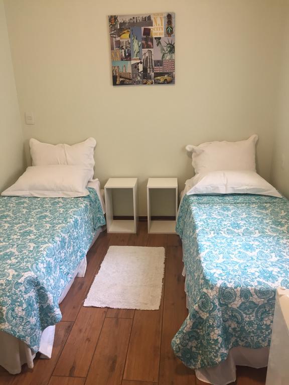 Quarto com 2 Camas de Solteiro